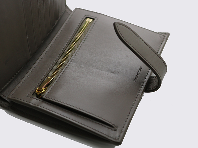 CELINE　セリーヌ　ミデキアムストラップウォレット　カーフ　ペプル CELINE セリーヌ ミディアムストラップウォレット ぺプル