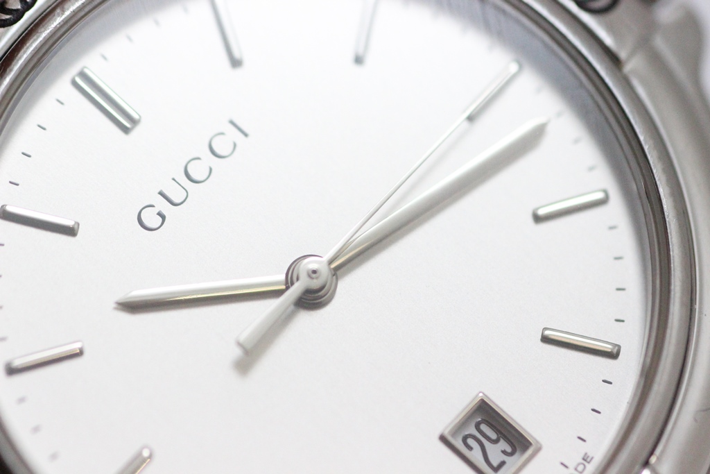 稼働品✨️GUCCI 腕時計 クォーツ 9040M シルバー グッチ9040Mを購入する | Chrono24