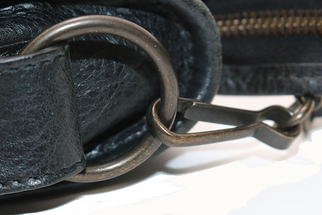 BALENCIAGA ﾊﾞﾚﾝｼｱｶﾞ ｻﾞ・ｼﾃｨ ﾓｽｸﾞﾘｰﾝ ﾚｻﾞｰ ｽﾄﾗｯﾌﾟ ﾐﾗｰ付 115748【433