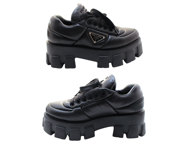PRADA ブラック 厚底スニーカー PRADA - プラダ PRADA スニーカー パデッドレザー 三角ロゴ