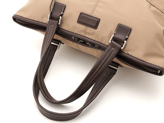 Coach コーチ 2wayトートバッグ ベージュ ブラウン ナイロン レザー F70682 437 の購入なら 質 の大黒屋 公式