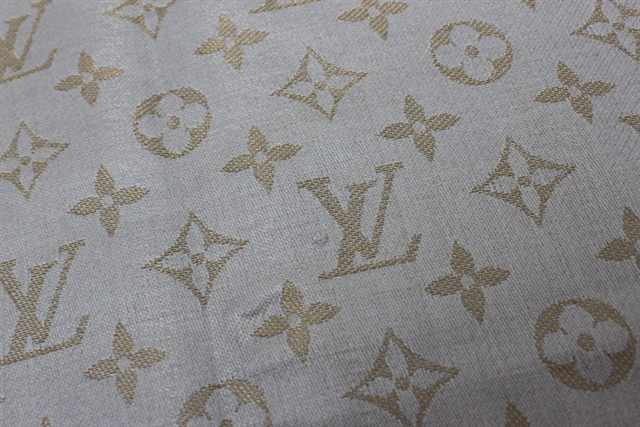 Louis Vuitton ルイ ヴィトン ショール モノグラム シャイン M シルク ルレックス ウール グレージュ 460 の購入なら 質 の大黒屋 公式
