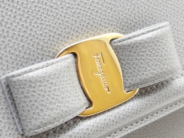 Salvatore Ferragamo グレー ショルダーバッグ Ferragamo Hug ショルダーバッグ | グレー | FARFETCH JP