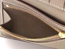 Hermès　エルメス　ベアンコンパクト　エトゥープ　ヴォーエプソン　ゴールド金具　W刻印　2024年頃製造　【471】L