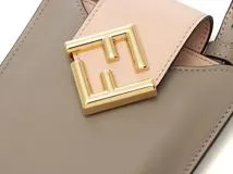 FENDI　フェンディ　FFダイヤモンド　フォンポーチ　7AS188　グレージュ/ピンク【430】2121000017916