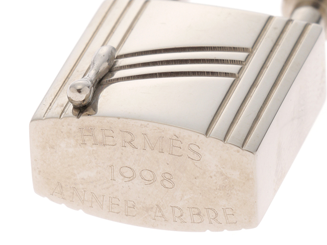 HERMES エルメス カデナ ANNEE ARBRE 1998年限定 樹液 モチーフ 南京錠 チャーム シルバー色 メタル【472】SJ  の購入なら「質」の大黒屋（公式）