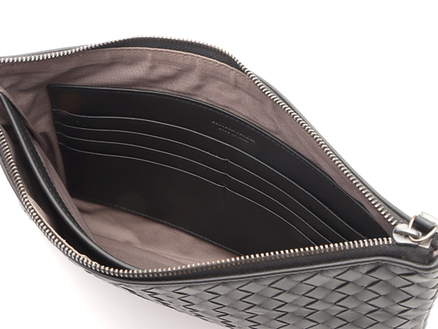 ボッテガ・ヴェネタ　イントレチャート・ノット・クラッチバッグ 名品の‟最初と最新”―― ボッテガ・ヴェネタ、 クラッチバッグ「ノット