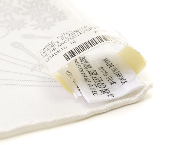 HERMES　エルメス　スカーフ　カレ90　HERMES FLAGSHIP ブラン／ノワール／グリス　シルク【471】L