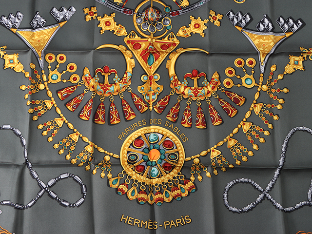 HERMES エルメス カレ90 スカーフ PARURES DES SABLES 　砂漠のアクセサリー　グリーン　ゴールド　シルク　 【430】2143100389489