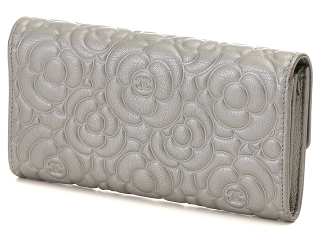 CHANEL シャネル 長財布 カメリア シルバー カーフ 【435】 の CHANEL シャネル 長財布 カメリア シルバー カーフ 【435】 の