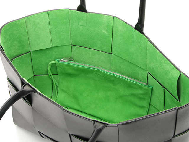 BOTTEGA VENETA ボッテガ・ヴェネタ ラージアルコト―トバッグ ブラック