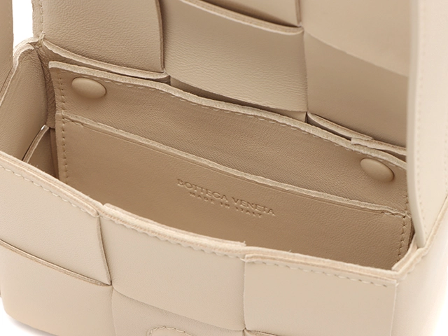 BOTTEGA VENETA　ボッテガヴェネタ　カセット　キャンディ　ミニバッグ　ベージュ　レザー　666688VMAY1【472】2143100487628