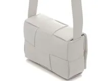 BOTTEGA VENETA ホワイトレザーバッグ BOTTEGA VENETA Grained Calfskin Maxi Intrecciato Cassette
