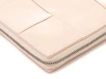 BOTTEGA ボッテガ カセットジップ アラウンド ウォレット ピンクベージュ／ＳＶレザー 214300498365【472】