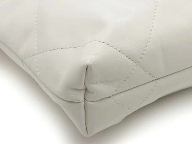 CHANEL　シャネル　CHANEL22 ミニハンドバッグ　ホワイト/GP シャイニーカーフスキン　【433】