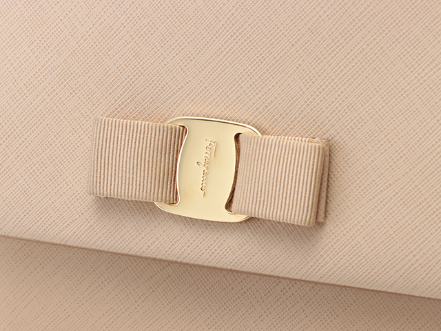 Salvatore Ferragamo ヴァラ ベージュ Salvatore Ferragamo ヴァラ ローファー 6 1/2 ピンクベージュ