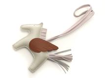 HERMES  エルメス  小物　バッグチャーム　ロデオペガサスチャームPM　クレ・ゴールド・モーヴペール　アニョーミロ・ヴォースイフト　W刻印・2024年頃製造【472】HA