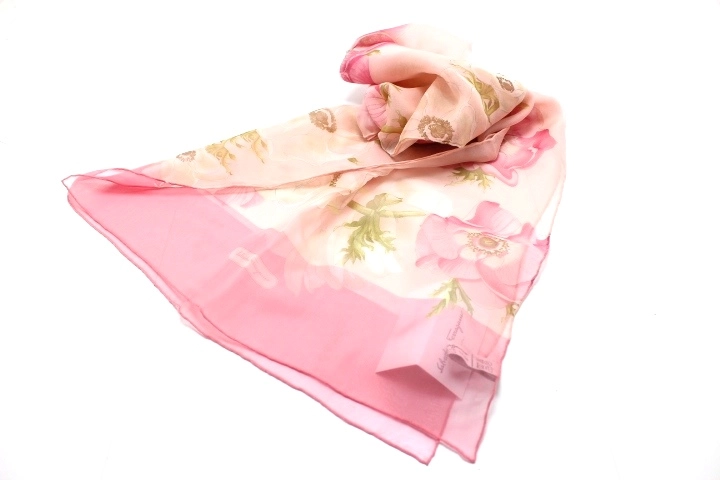 新品未使用:サルバトーレフェラガモの春にぴったりのピンクのスカーフ
