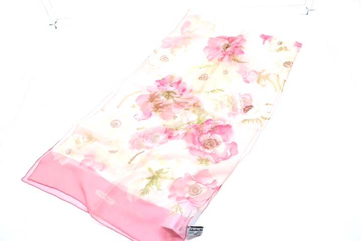 新品未使用:サルバトーレフェラガモの春にぴったりのピンクのスカーフサイズ幅40cm長さ156cm