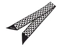 PRADA　プラダ　トライアングルロゴプリントツイル　ブラック　ホワイト　シルク　タグ取れ【472】YI