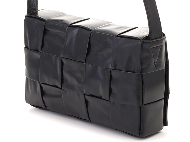 BOTTEGAVENETA　ボッテガヴェネタ　カセット　ミディアム　クロスボディ　667298VCQ718803　ブラック　 カーフ【430】2143500266267