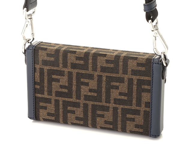 FENDI フェンディ ズッカ バゲットソフトトランクフォンポーチ ブラウン/ネイビー 7AS139 AFBV  F1MLW【430】2143600353911 の購入なら「質」の大黒屋（公式）