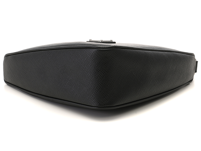 【現行型・美品】プラダ サフィアーノレザー コスメポーチ トライアングルロゴ 黒 現行型・美品】プラダ サフィアーノレザー コスメポーチ