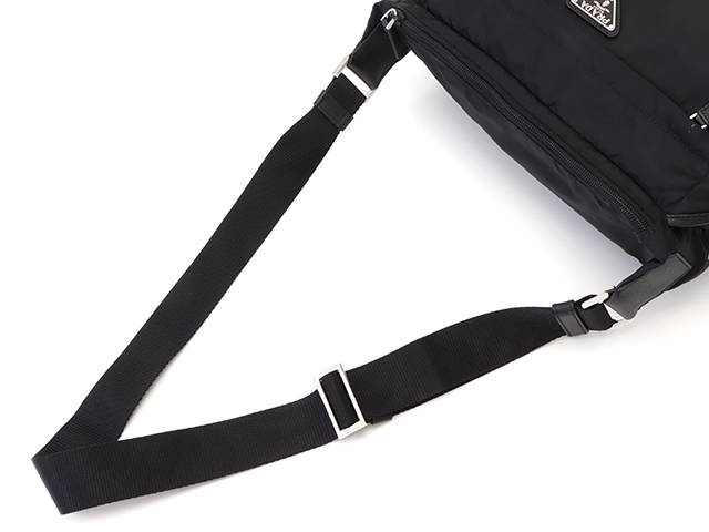 (プラダ)2VH994ブラックリナイロンバイカーミジウム Black Re-Nylon and Saffiano leather shoulder bag | PRADA