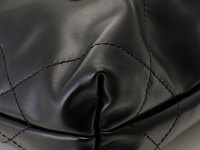 CHANEL シャネル CHANEL22 ミニハンドバッグ ブラック ゴールドプレート シャイニーカーフ　433