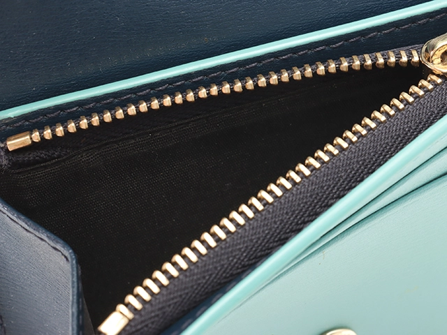 Salvatore Ferragamo　フェラガモ　ガンチーニ　コンパクトウォレット　ライトブルー/ネイビー　カーフ【433】2147300396001