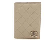 CAHANEL　シャネル 　　ラインストーンココマーク　パスポートケース　ベージュ/GP金具【472】KS