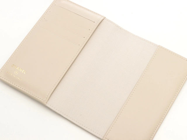 CAHANEL　シャネル 　　ラインストーンココマーク　パスポートケース　ベージュ/GP金具【472】KS