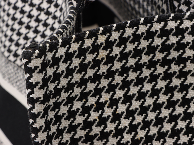 Dior ディオール スモールブックトートバッグ 千鳥柄 ブラック ホワイト キャンバス 437 の購入なら 質 の大黒屋 公式