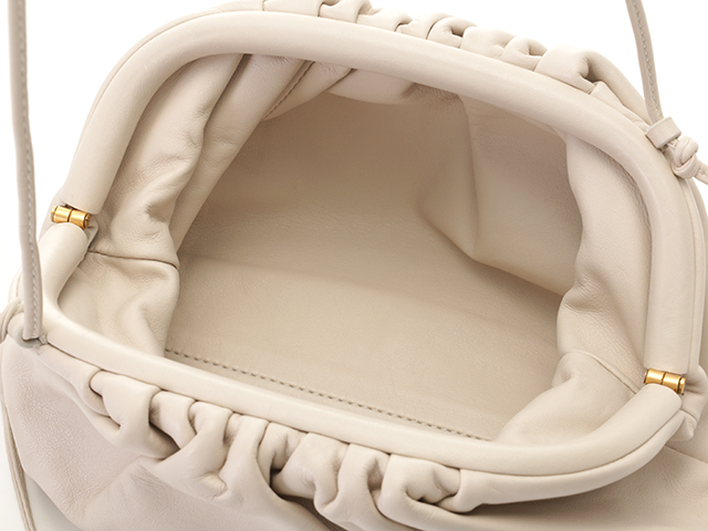 BOTTEGA VENETA ボッテガヴェネタ ミニザポーチ ホワイト レザー