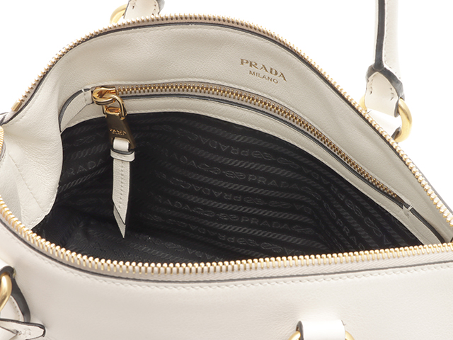 PRADA プラダ 2wayショルダーバッグ レザー ロゴ型押し ホワイト 1BA111 【430】2148103462337  の購入なら「質」の大黒屋（公式）