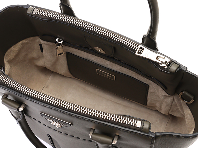 ♡*♡様 【美品】PRADA プラダ 2way ベルト ショルダーバッグ カーキ PRADA プラダ 2WAYショルダーバッグ ステッチ レザー カーキ