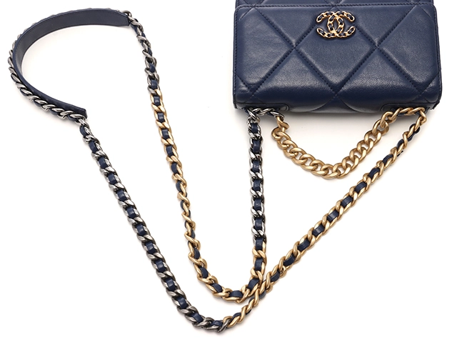 CHANEL シャネル CHANEL19 マキシ マトラッセ チェーンウォレット ヴィンテージ加工 ネイビー ゴールドxシルバー金具 2148103564369【200】