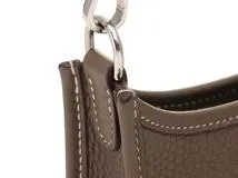 HERMES　エルメス　エヴリンアマゾンTPM　エトゥープ/　ブルーインディゴ　トリヨンクレマンス　シルバー金具　 D刻印　2019年頃【472】AH