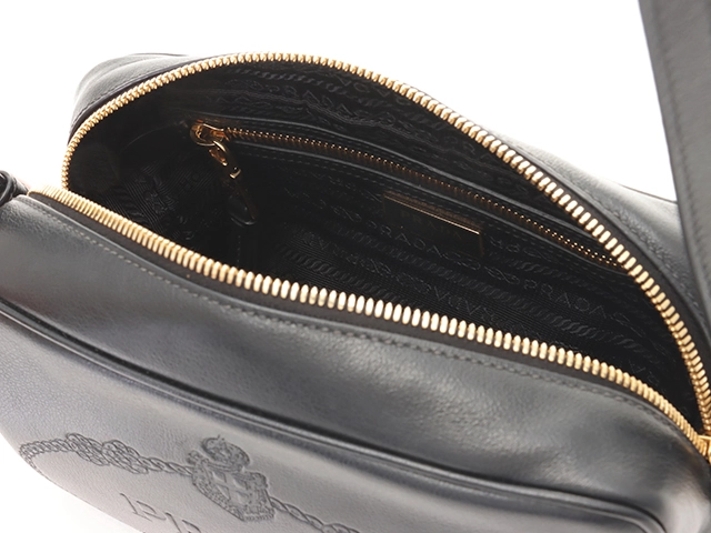 PRADA  プラダ　ショルダーバッグ　ブラック　カーフ【471】N