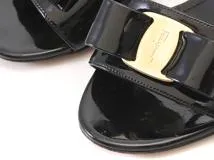 Salvatore Ferragamo　サルヴァトーレフェラガモ　ヴァラウェッジソールサンダル　レディース6　ブラック　パテント　0741079　2148103853630　【432】
