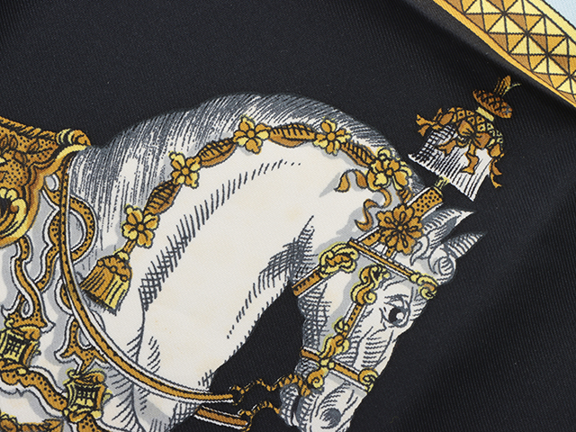 エルメス HERMES カレ90 Grand Apparat スカーフ　大判 エルメス HERMES カレ90 スカーフ GRAND APPARAT 盛装の馬 赤 青