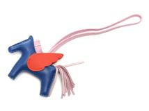 HERMES　エルメス　ロデオペガサスチャームPM ブルーフランス/カプシーヌ/モーヴシルヘ アニョーミロ　【431】　2148103932847