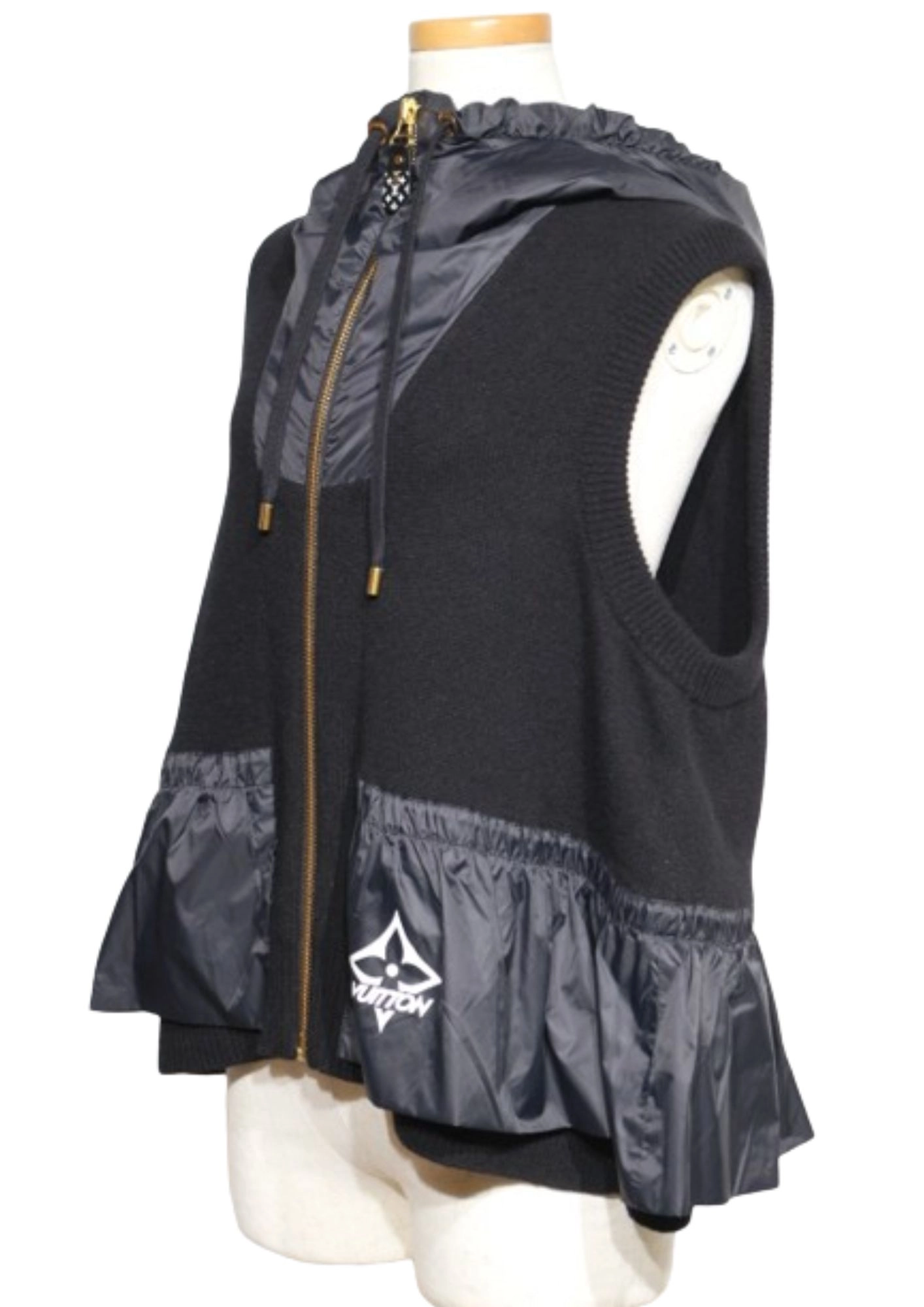 LOUIS VUITTON ルイヴィトン ベスト LVベスト 1AC19E レディースS ブラック ウール/カシミヤ/ナイロン 参考定価:¥542,300- (2148103659553)【200】