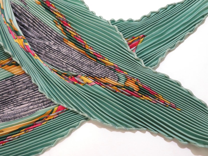 HERMES エルメス プリーツ カレ グリーン シルク スカーフ TM2