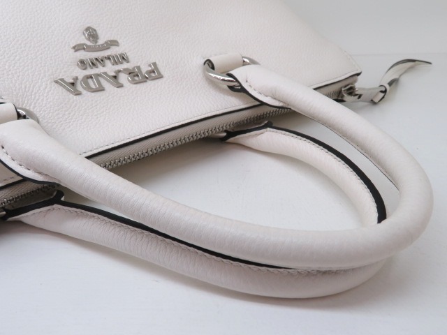 プラダ 2wayショルダートート ホワイト レザー 1BA063 【204】 の購入