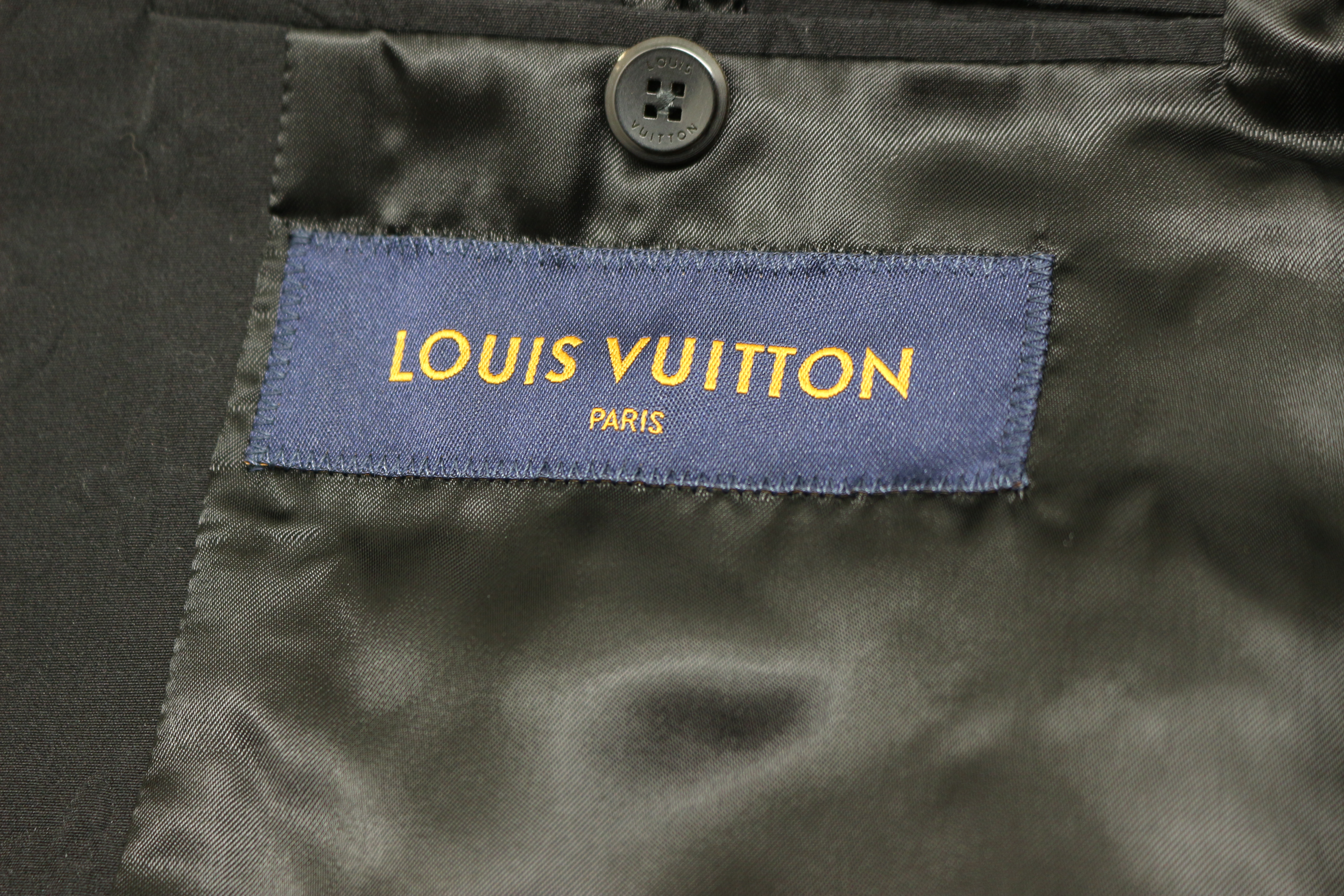 LOUIS VUITTON ルイヴィトン ダブルブレステッド エンボス