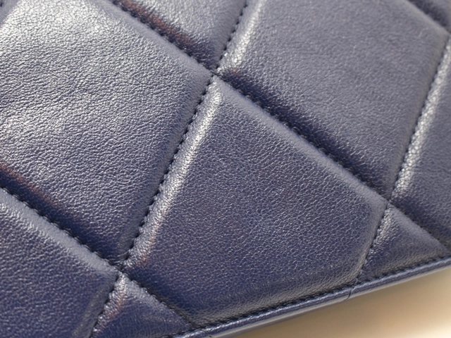 CHANEL シャネル CHANEL19 マキシ マトラッセ チェーンウォレット ヴィンテージ加工 ネイビー ゴールドxシルバー金具 2148103564369【200】