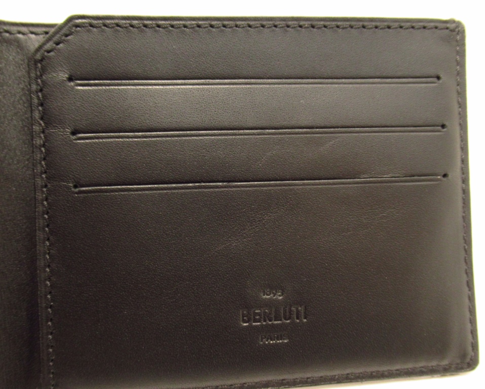 ベルルッティの二つ折りのお札入れ Berluti ベルルッティ 二つ折札入れ ブラック/ブラウン PVC