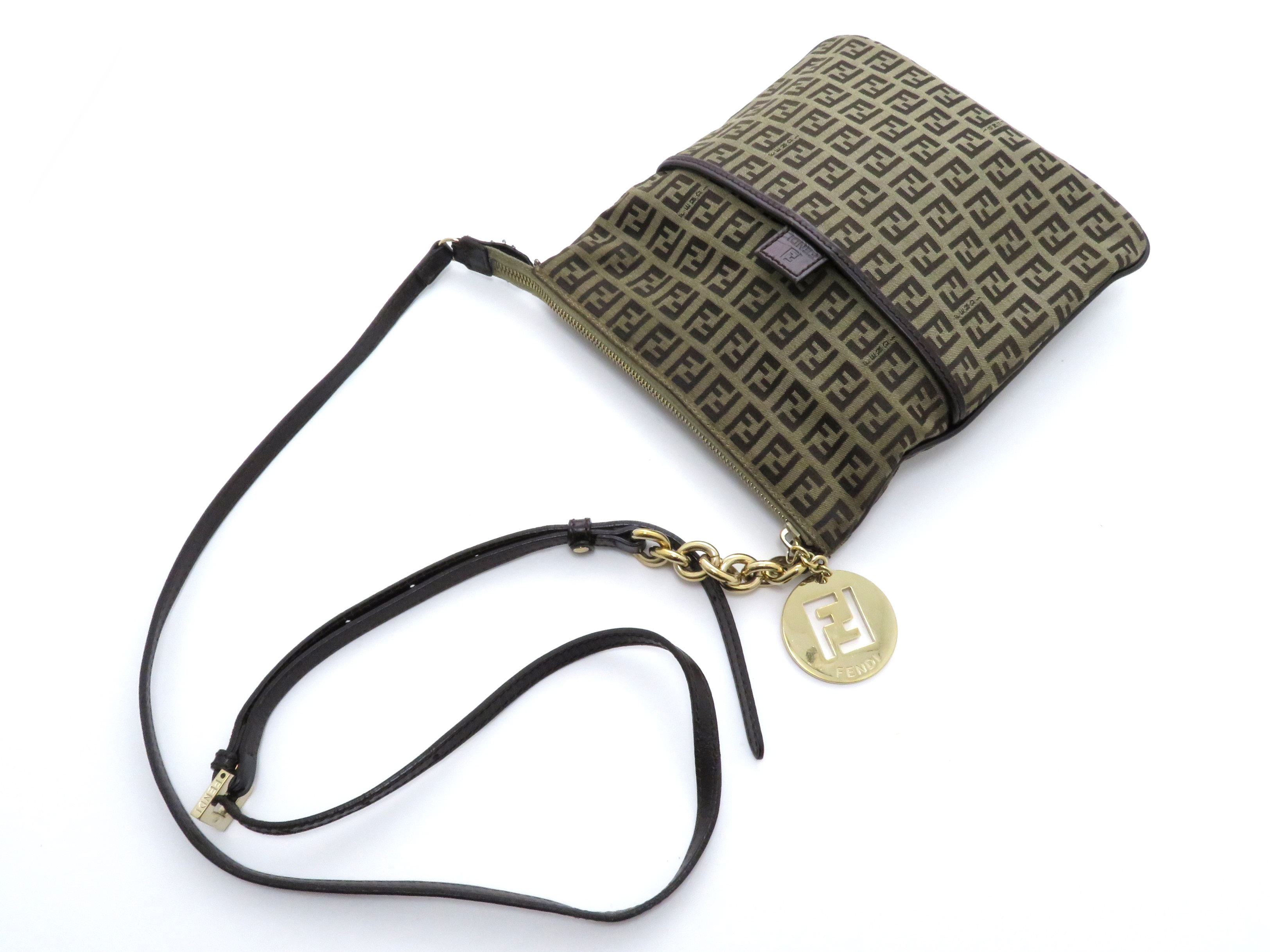 ✨FENDI✨ フェンディ ショルダーバッグ　ズッキーノ FENDI】フェンディ『ズッキーノ柄 セミショルダーバッグ』8BR003