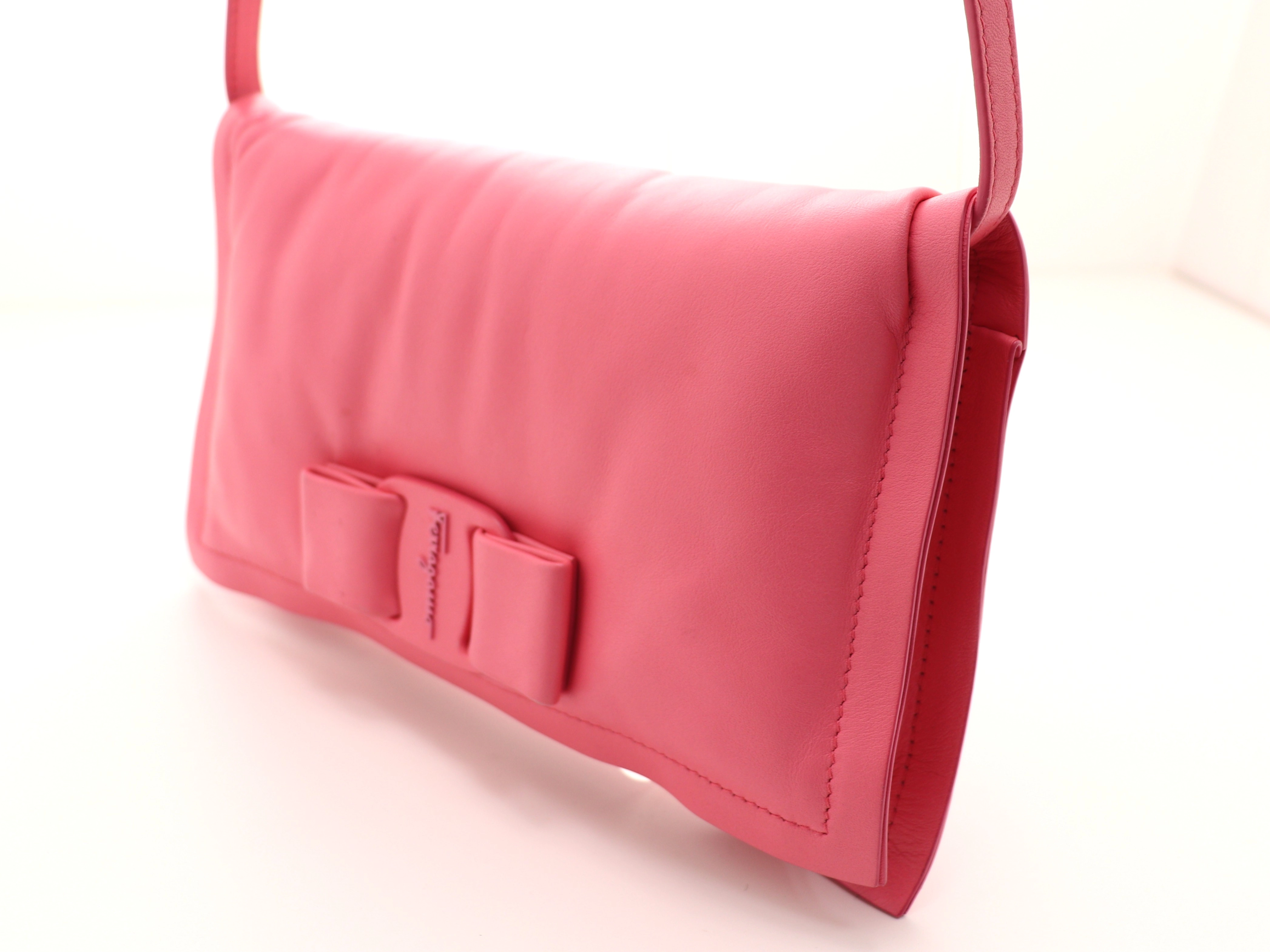 Salvatore Ferragamo　フェラガモ　ヴァラリボン　ショルダーバッグ　ピンク　レザー　【471】L